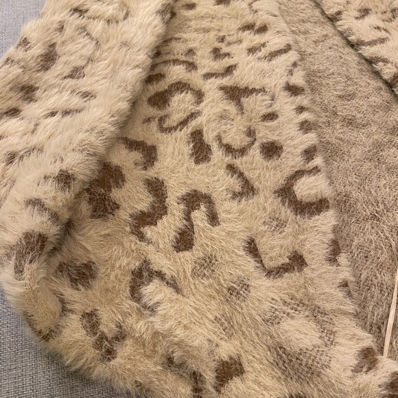 Mystree oversized cardigan sweater, animal (leopard) print, size small. - Picture 6 of 8